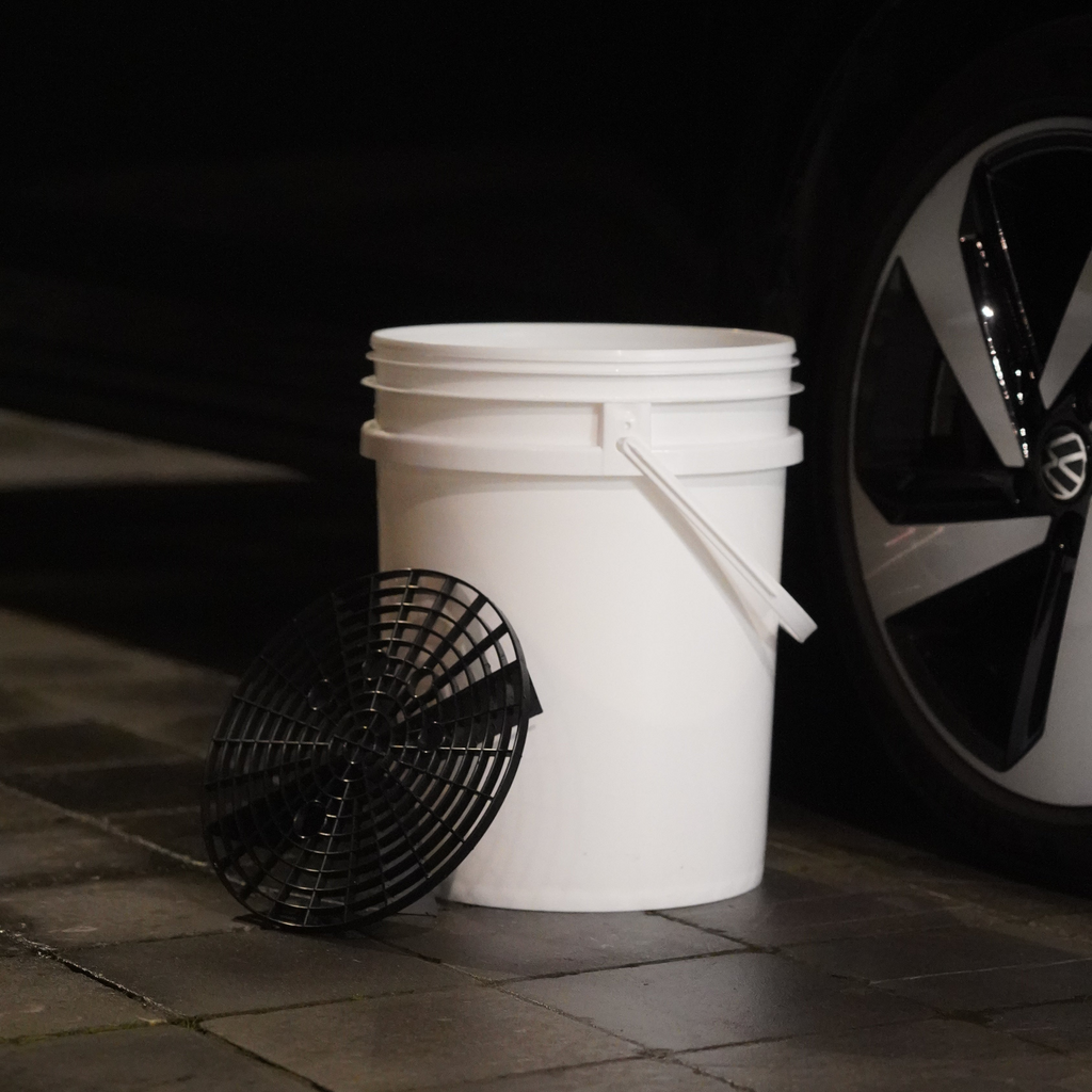 Washing bucket with grit guard