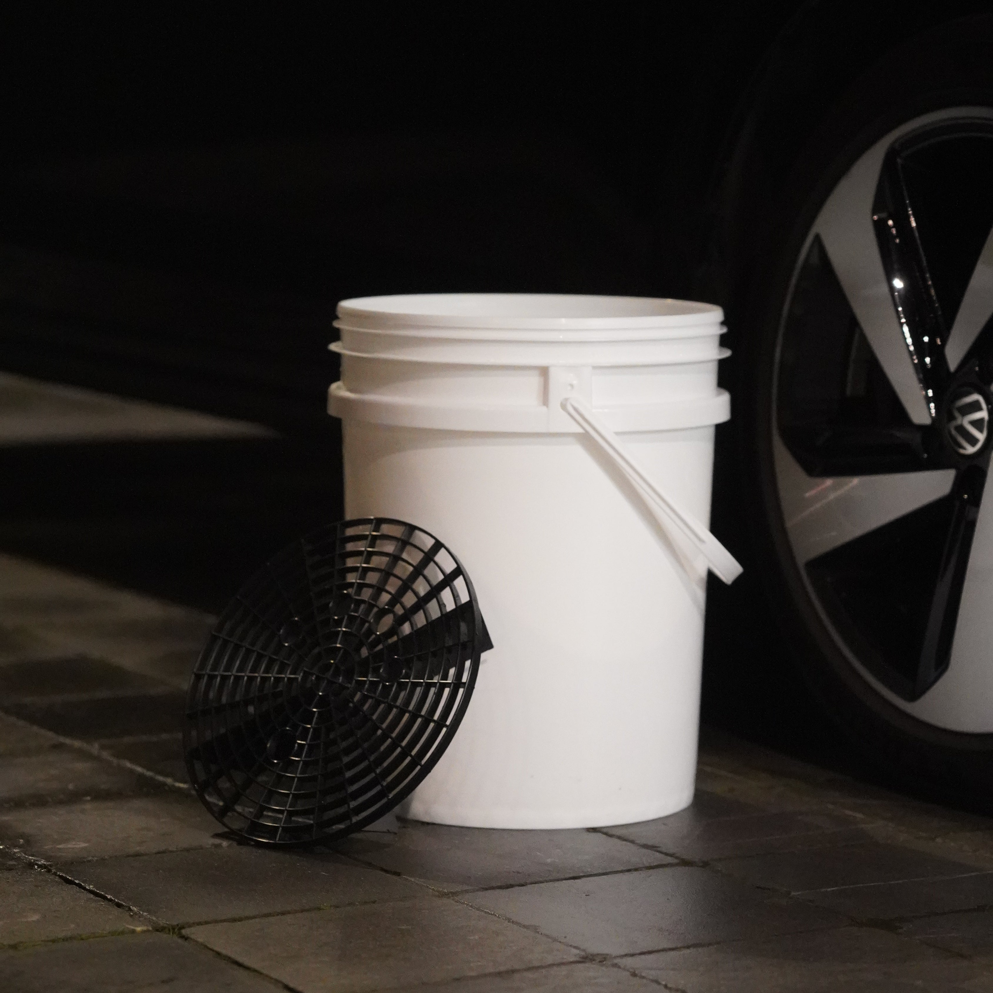 Washing bucket with grit guard