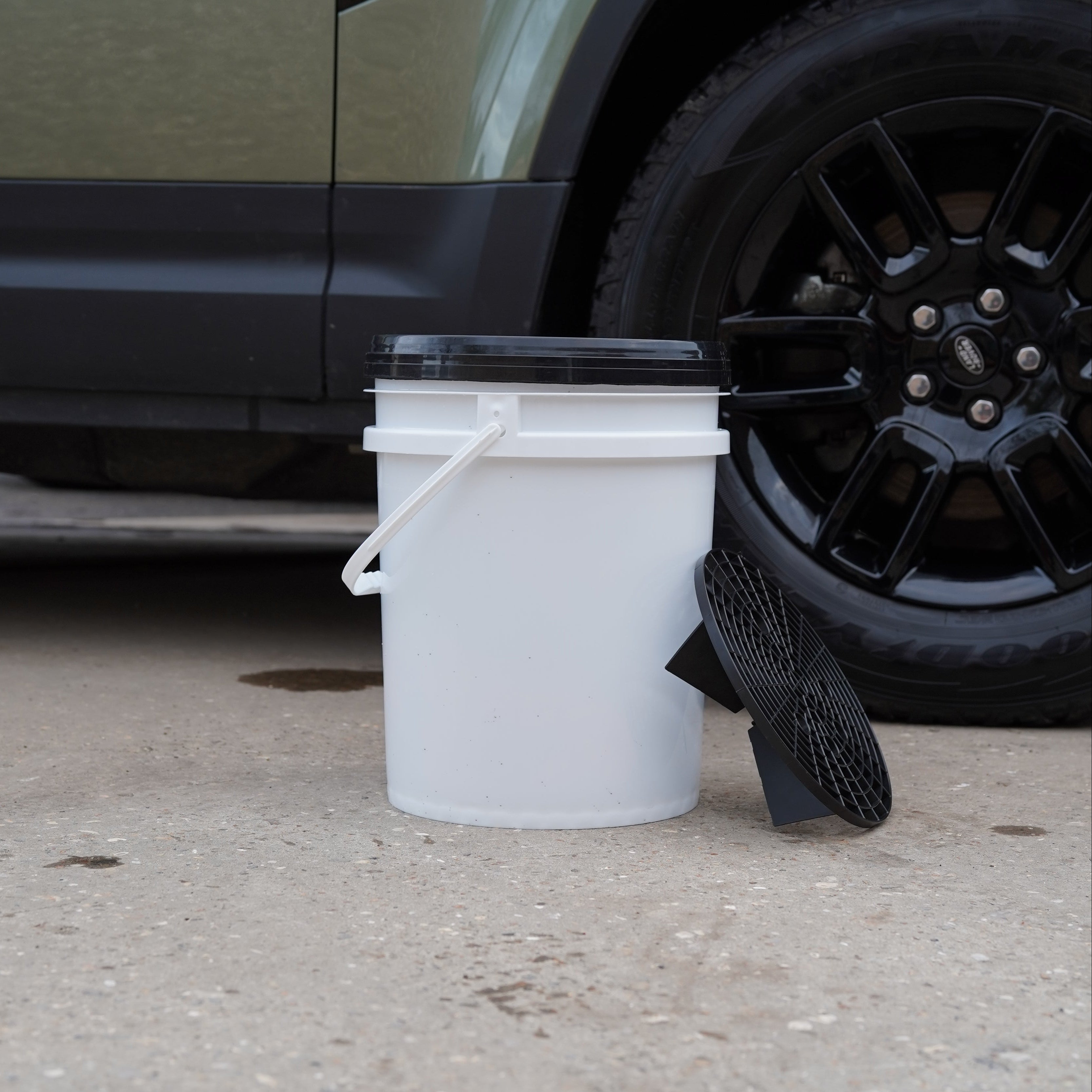 Washing bucket with grit guard